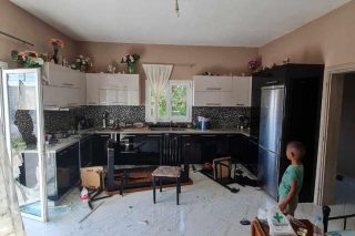 Ζημιές σε σπίτι Ρομά ύστερα από την αστυνομική επιχείρηση